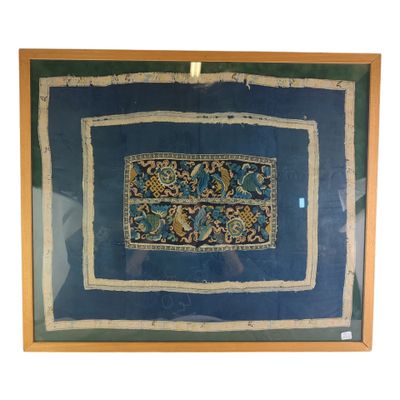 tableau encadré représentant un motif floral bleu et jaune sur fond bleu