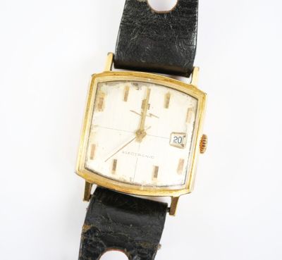 une montre posée sur un bracelet en cuir noir