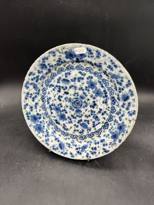 une assiette bleue et blanche ornée de fleurs bleues