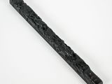 une image représentant un stylo noir posé sur une surface blanche