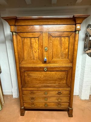 MEUBLE-SCRIBAN en chêne. Il ouvre par deux portes en partie …