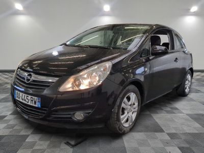 la photo d'une voiture noire garée dans un garage