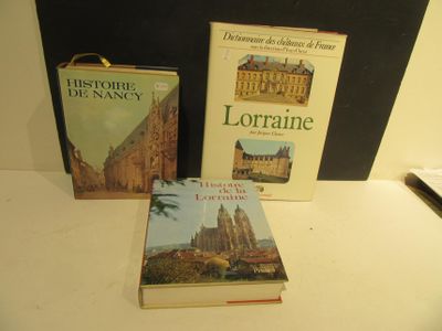 deux livres sont posés l'un à côté de l'autre sur une table