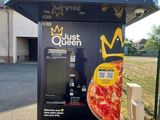 un distributeur automatique sur lequel est représentée une pizza