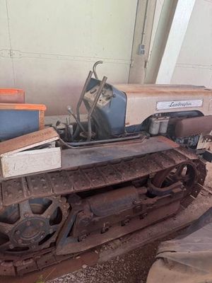 une petite machine posée sur le sol