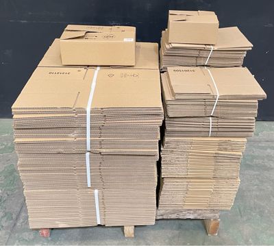 beaucoup de cartons empilés les uns sur les autres