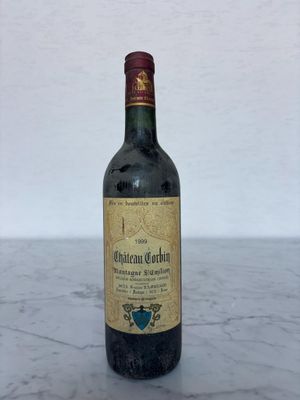 une bouteille de vin posée sur une table
