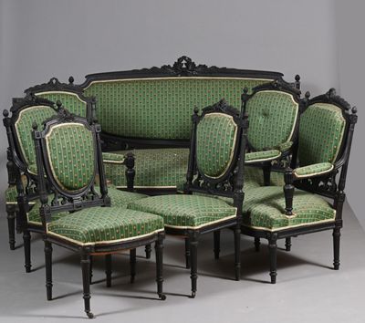 une image représentant un ensemble composé de six chaises et d'un canapé
