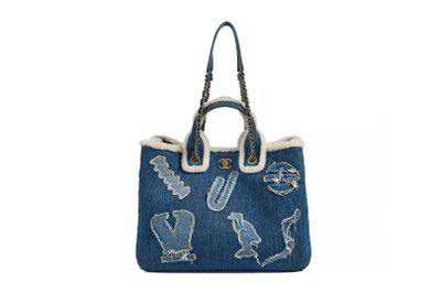 the small denim tote bag has a chain handle and is decorated with cats