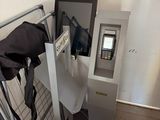 une image représentant une machine sur laquelle est posé un sac