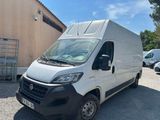 la camionnette blanche est garée sur le parking à côté du bâtiment
