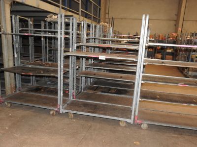 de nombreuses étagères disposées dans une grande pièce
