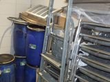 une pile de chaises et une échelle dans une pièce