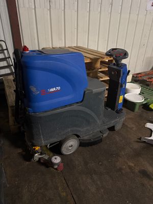 une photo d'une autolaveuse dans un garage