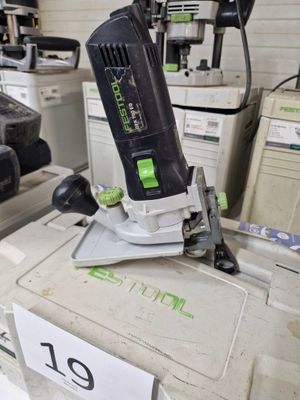 une photo d'une machine posée sur une boîte