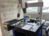 une machine posée sur une table dans une pièce