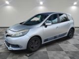 la photo d'une voiture argentée garée dans un garage