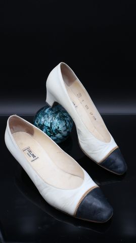 CELINE – Paire de chaussures à petit talon en cuir blanc et bleu,...