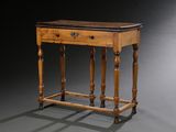une petite table en bois surmontée d'un tiroir