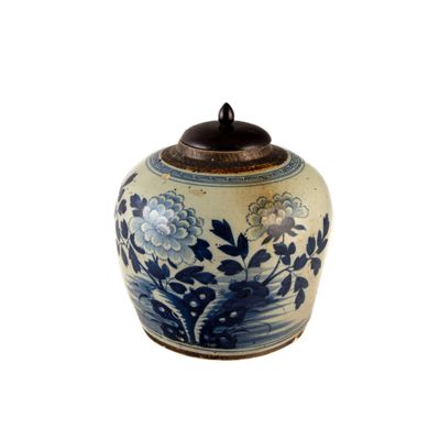 un vase bleu et blanc avec un couvercle sur fond blanc