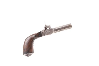 un vieux fusil avec une poignée en bois sur fond blanc