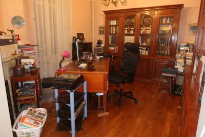 une photo d'un bureau à domicile avec un bureau et une chaise