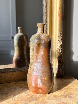 Vase bouteille en grès à couverte brun beige. Trace de signa…