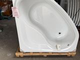 une baignoire blanche posée sur une palette dans un entrepôt