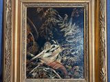 tableau représentant un oiseau dans un cadre doré sur fond bleu