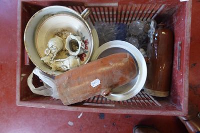 un panier sale rempli de vaisselle sale et d'autres objets