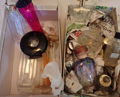 une boîte remplie d'objets assortis posée sur une table