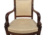 une chaise en bois avec une assise et des accoudoirs rembourrés de couleur beige