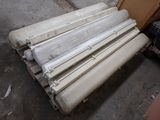 une pile de vieux radiateurs posés sur une palette