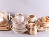de nombreux types de poteries sont exposés sur la table