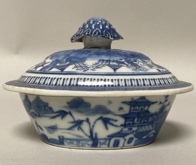 CHINE - Début XIXe siècle Terrine couverte en porcelaine à d…