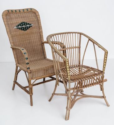 une paire de fauteuils en osier avec accoudoirs et dossier, sur fond blanc