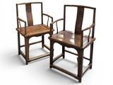 deux chaises en bois avec accoudoirs et dossier, placées l'une à côté de l'autre