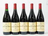 six bouteilles de vin sont alignées sur une surface blanche