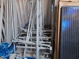 un tas d'objets métalliques dans une pièce équipée d'un radiateur