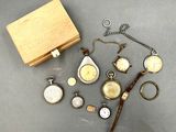 de nombreux types de montres de poche sur la table