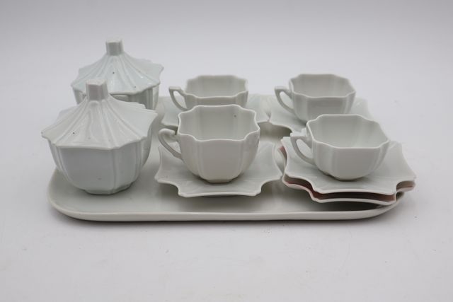 Tasses et soucoupes avec plateau et petits sucriers en porcelaine...