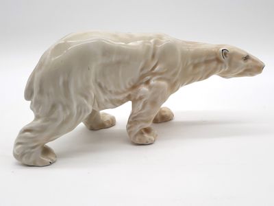 figurine en porcelaine représentant un ours polaire sur fond blanc