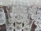 beaucoup de verres posés sur une table en bois