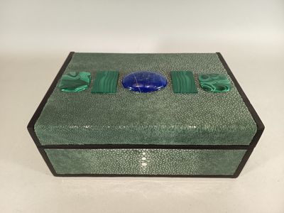Boîte en ébène, gainé de galuchat vert, cabochon de lapis la…