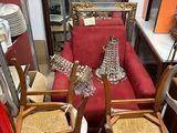 un canapé rouge et un fauteuil rouge dans une pièce