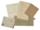 plusieurs vieilles lettres sont empilées sur une table