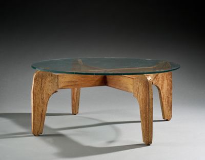 une table en verre avec des pieds en bois et un plateau en verre