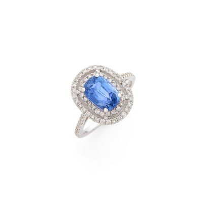une bague en saphir bleu et diamant