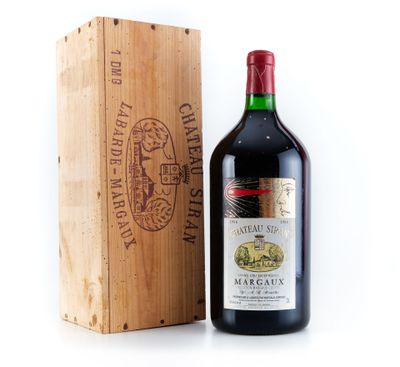 une vieille bouteille de vin posée à côté d'une caisse en bois
