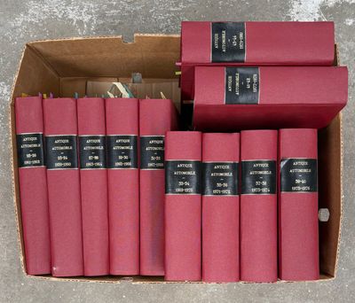 beaucoup de livres dans une boîte posée par terre